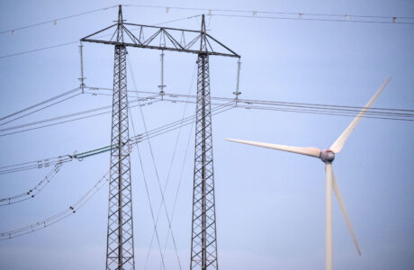 Elledningar och vindkraftverk.
