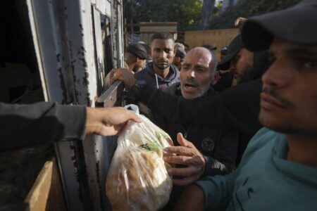 Människor köar utanför ett bageri.