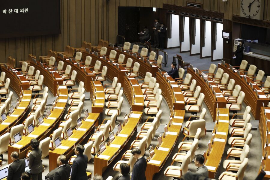 Sydkoreas parlament med många tomma stolar.