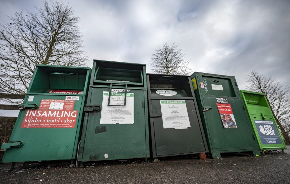 Klädinsamlingscontainrar på rad.