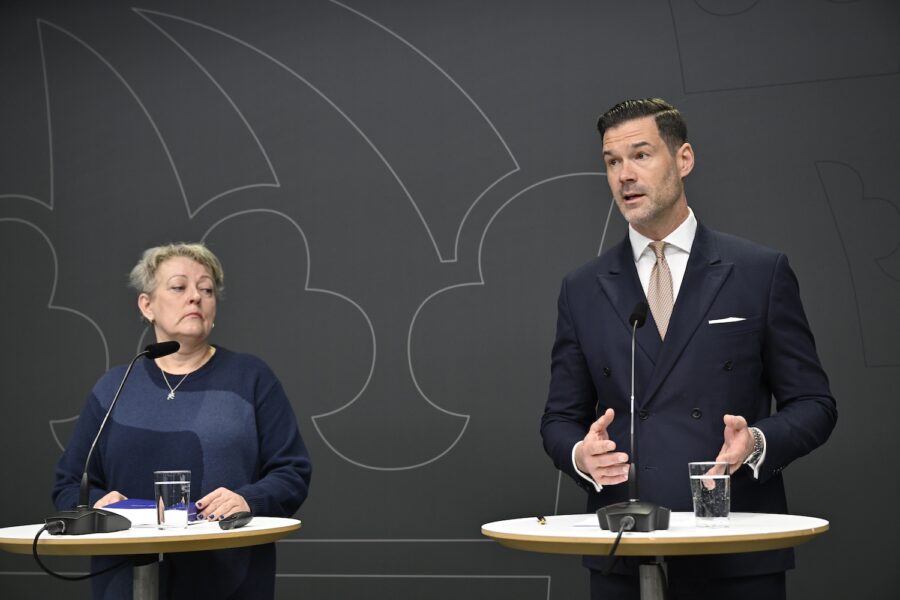 Utredaren Kirsi Laakso Utvik och Migrationsminister Johan Forssell.