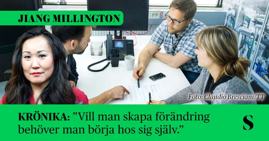 Möte på kontor mellan tre personer. Skribenten i förgrunden.