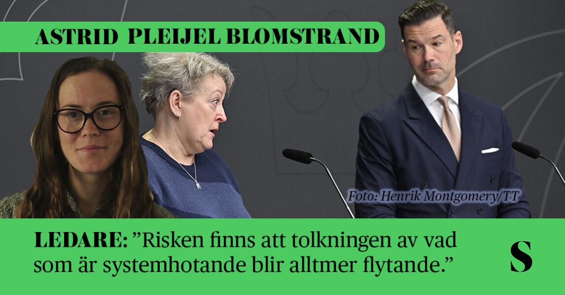 En utredare och en minister på pressträff. Skribenten i förgrunden.