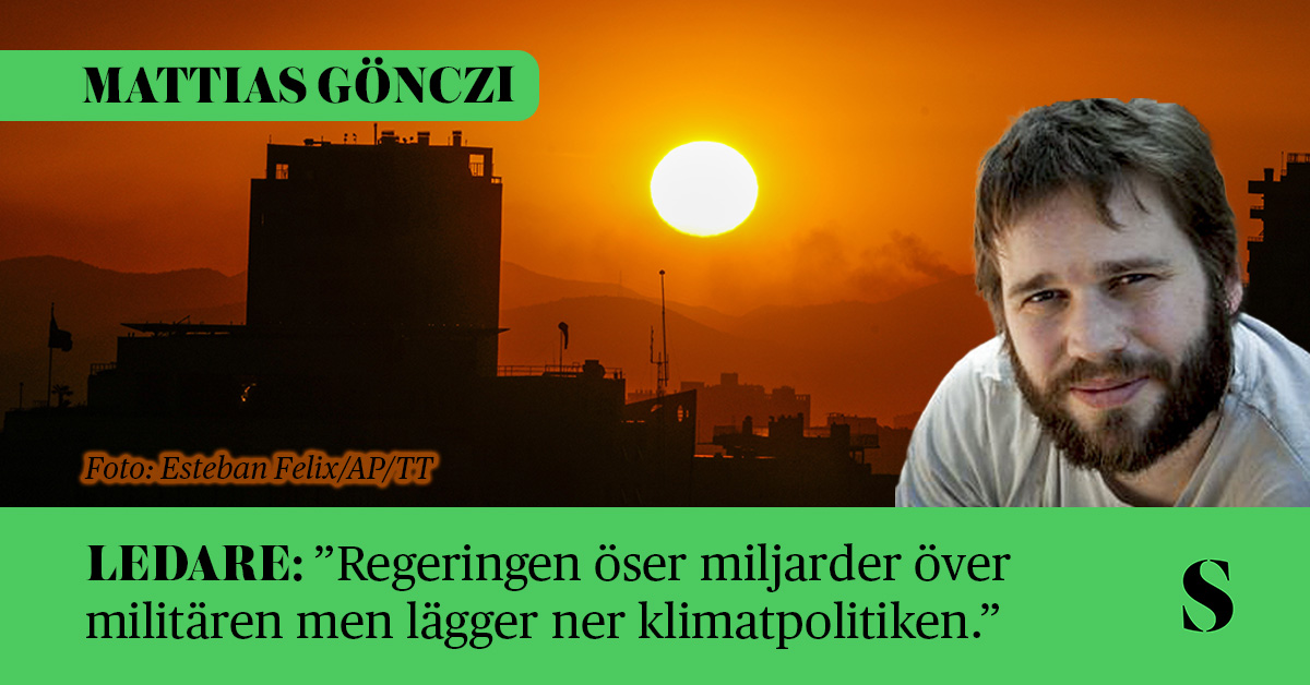 En stad med bränder och solnedgång i bakgrunden. Skribenten i förgrunden.