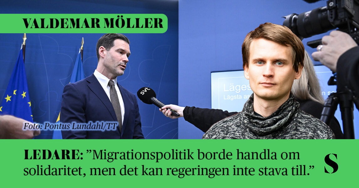 Migrationsministern intervjuas på pressträff. Skribenten i förgrunden.