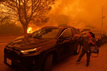 Bränder i Los Angeles, kvinna försöker fly.