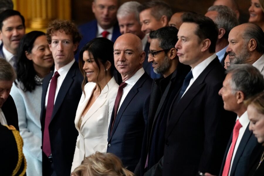 De tre rikaste personerna i världen, Mark Zuckerberg, Jeff Bezos och Elon Musk, anländer till Trumps presidentinstallation i Washington, måndagen den 20 januari 2025.