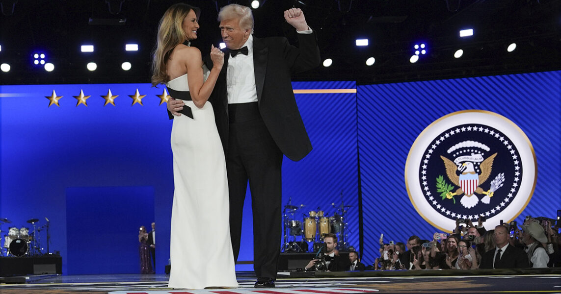 Donald och Melania Trump håller om varandra på en scen.