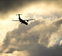 Flygplan över moln.