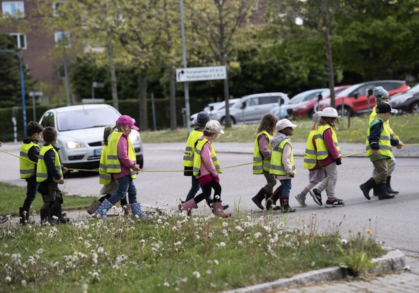 Förskolans tillsynsansvar blir svårare att utföra i stora barngrupper, enligt en ny rapport från Sveriges lärare, som varnar för att barn riskerar att skadas, kränka varandra eller bli kränkta i högre utsträckning om inget görs.