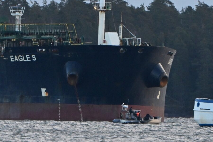 Eagle S, fartyget som hålls kvar i en finländsk hamn, seglar med Cooköarnas flagga men misstänks ingå i den ryska skuggflottan för att kringgå omvärldens sanktioner.