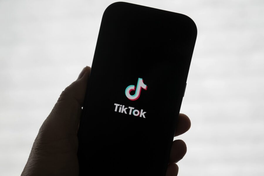 Tiktok-loggan på en mobil.