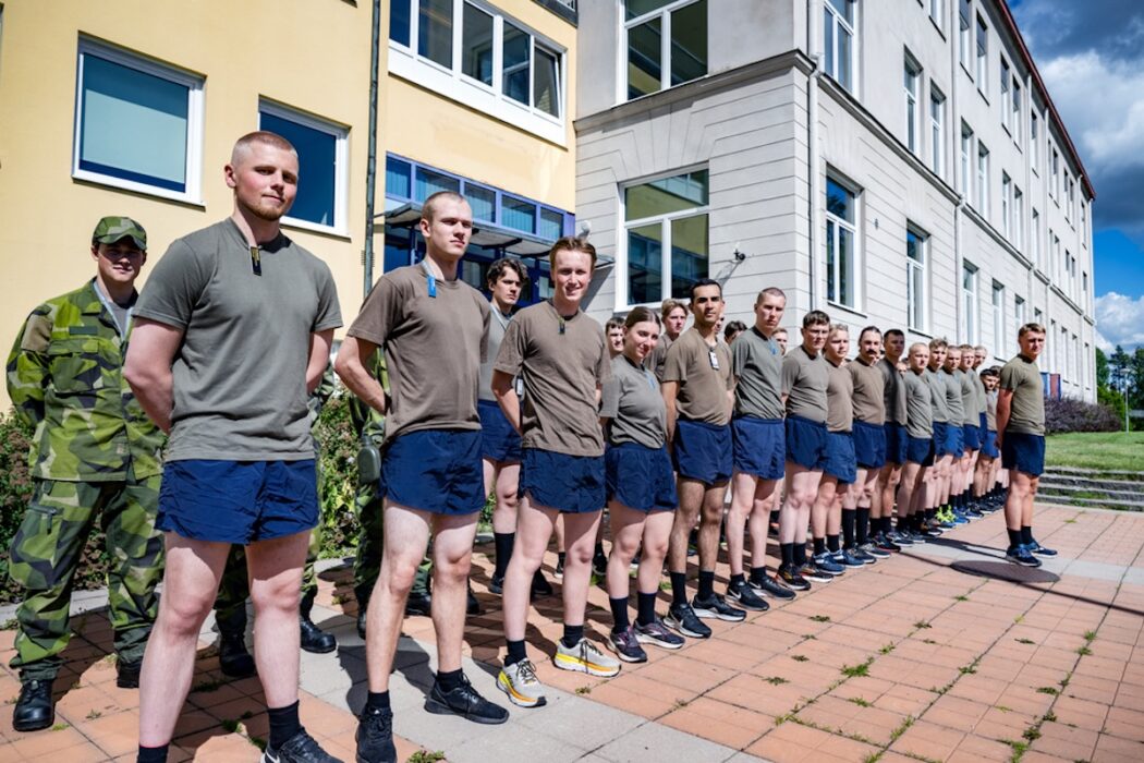 I år är det andra året sedan värnplikten återaktiverades som ungdomar kallas in även om de uppgett att de inte vill göra värnpliktsutbildningen.