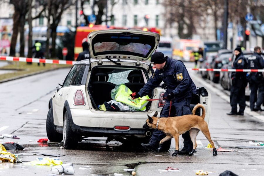 Räddningstjänst och polis vid Seidlstraße i München efter att en bil kört in i en facklig strejkdemonstration och skadat 28 personer.