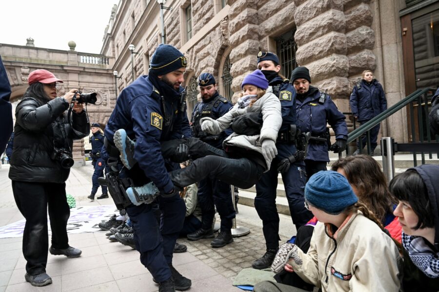 Greta Thunberg bärs bort av polis.