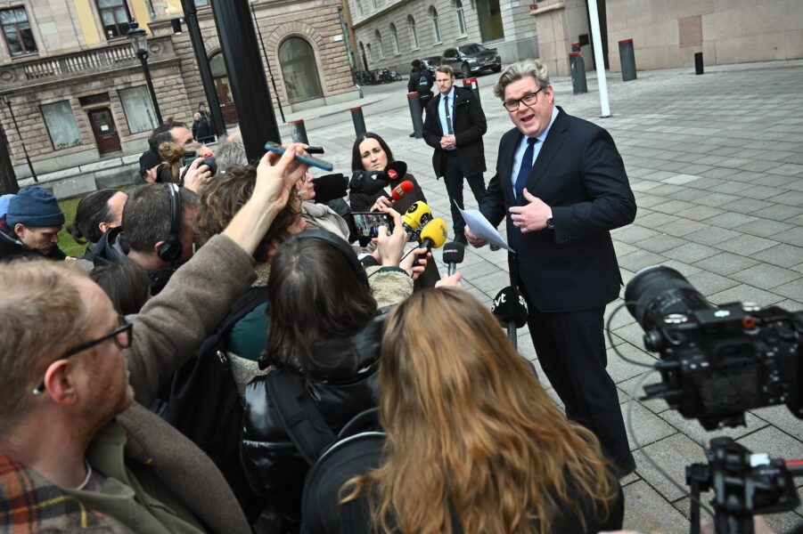 Gunnar Strömmer pratar med journalister.