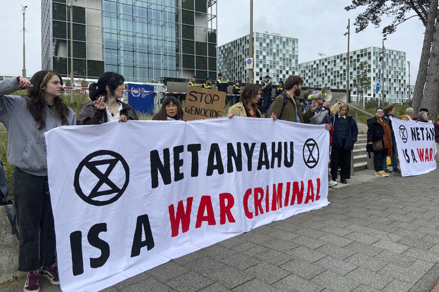 demonstranter med banderoll Netanyahu is a war criminal