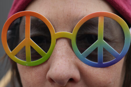 Solglasögon med peace-märken.