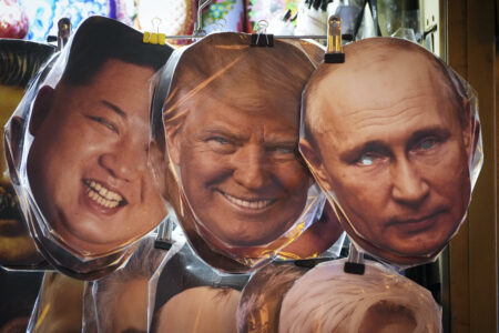 Masker föreställandes Xi Jinping, Donald Trump och Vladimir Putin.