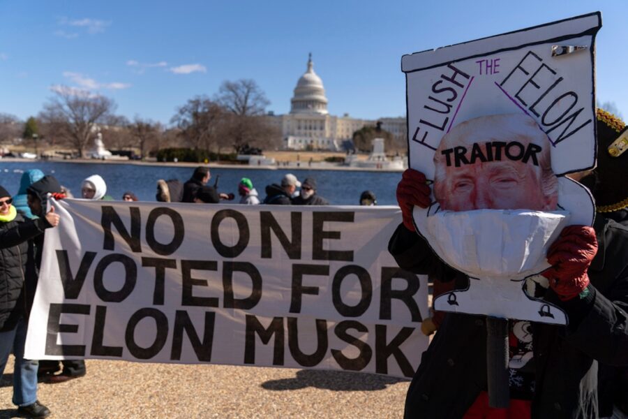 Demonstranter samlas under protesten “No king's day” på President's day i Washington.