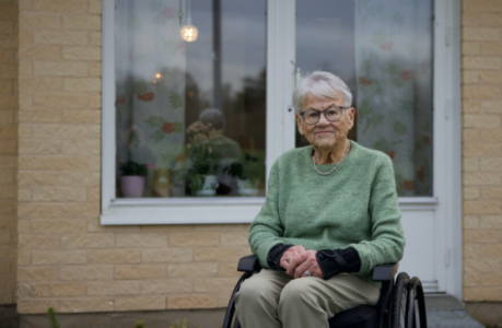 Ing-Marie sittande i en rullstol.