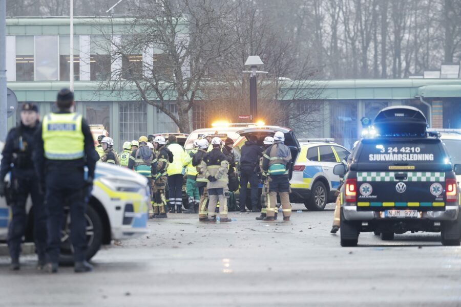 Poliser utanför Campus Risberg.