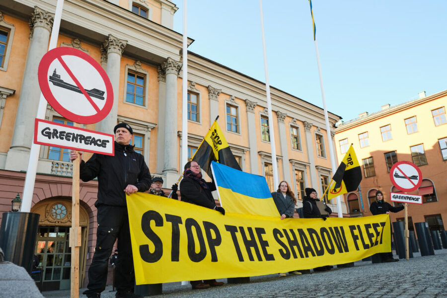 manifestation framför UD. banderoll: Stop the shadow fleet