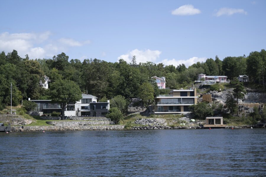 Strandnära hus och bryggor.