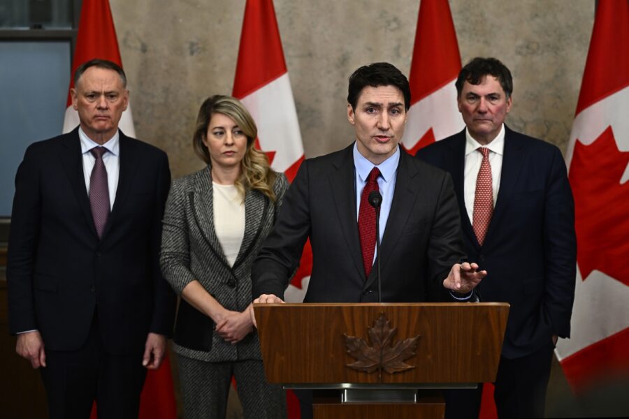 Justin Trudeau och medarbetare under en presskonferens.