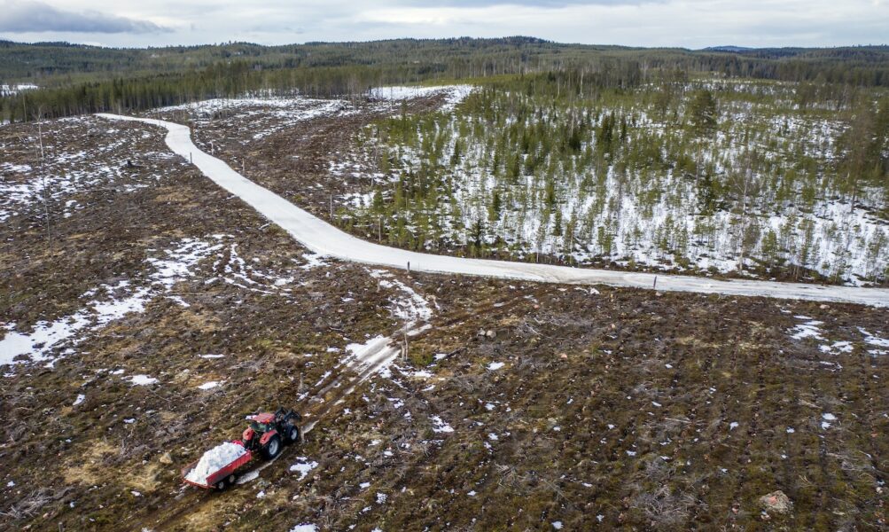 Översiktsbild på ett skidspår med snö, medan omliggande mark saknar snö.