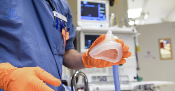 Narkosläkare med narkosmask.