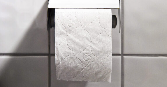 Toapapper på en hållare.