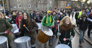 Trumslagare i spetsen för en demonstration.