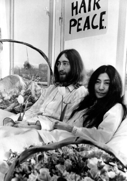 John Lennon och Yoko Ono i en säng.