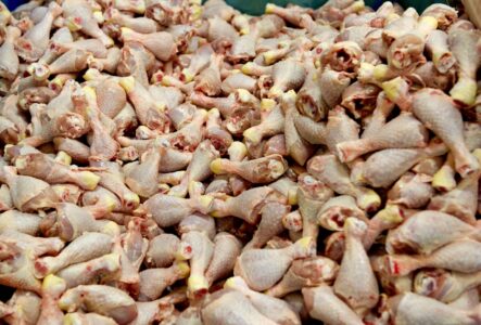 Kycklingben ligger i en stor hög.
