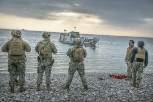 Militärer på en strand.