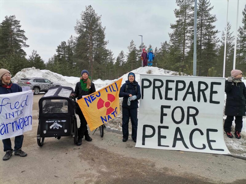 Josh Armfield (till vänster) håller plakatet "Fred inte kärnvapen" vid en tidigare demonstration.