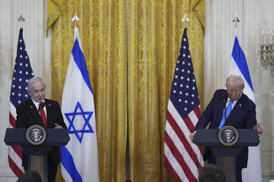 President Donald Trump och Israels premiärminister Benjamin Netanyahu svarar på frågor under en presskonferens i Östra rummet i Vita huset, tisdagen den 4 februari 2025, i Washington. (AP Photo/Alex Brandon) DCAB265