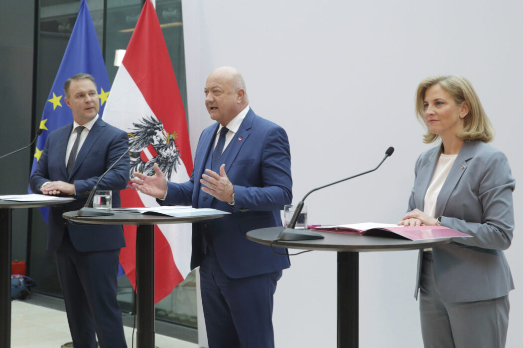 De österrikiska partiledarna Christian Stocker från Folkpartiet (ÖVP) i mitten, Andreas Babler från Socialdemokraterna (SPÖ) till vänster och Beate Meinl-Reisinger från NEOS till höger vid en presskonferens efter att ha enats om att bilda en koalitionsregering.