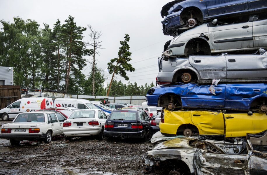 Skrotbilar staplade på varandra.