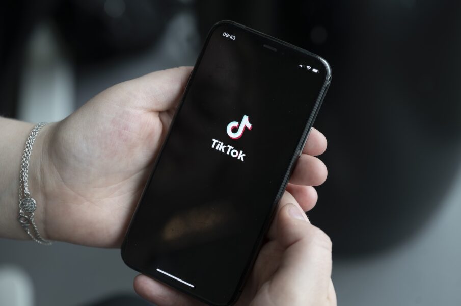 Mobiltelefon med tiktok-app.