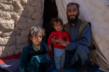 Familj i flyktingläger i Afghanistan.