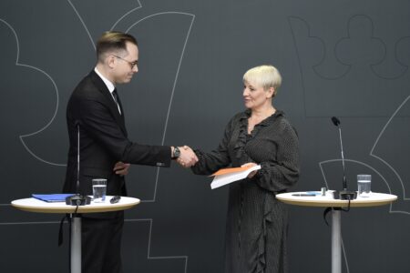 Anna Tenje tar emot utredning av Mikael Westberg.