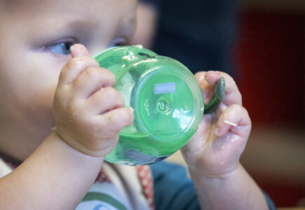 bebis dricker ur pipmugg