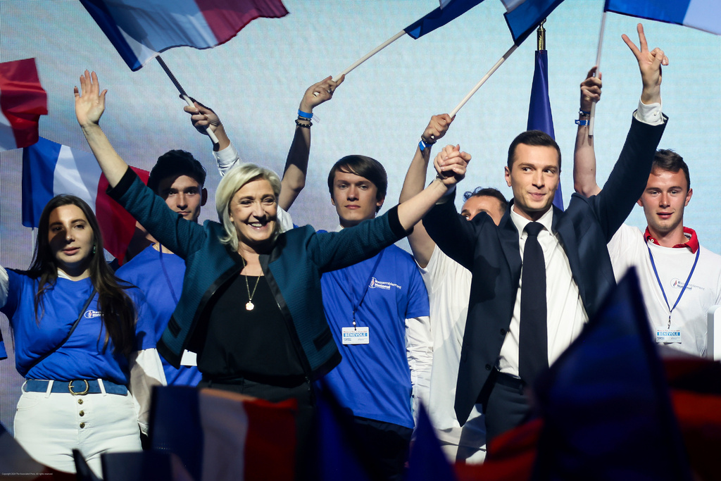 Franska ytterhögerpartiets ledare Marine Le Pen och Jordan Bardella vid ett politiskt möte den 2 juni 2025 i Paris.