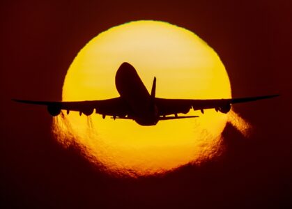 Flygplan i solnedgång.