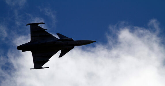 Ett stridsflygplan underifrån.