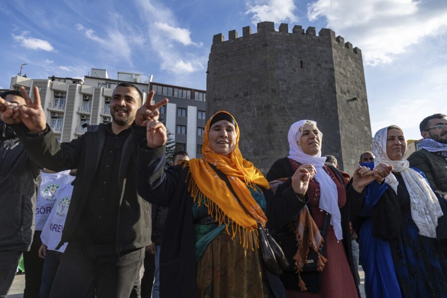 Kurder håller hand och dansar medan de väntar på ett uttalande från Öcalan.