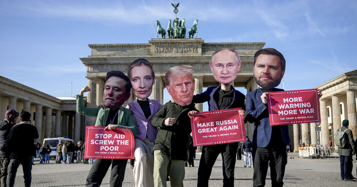 Demonstranter med pappershuvuden: Elon Musk, Alice Weidel, Donald Trump, Vladimir Putin och J D Vance.