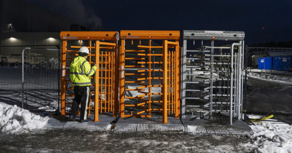 En grind in till ett fabriksområde.
